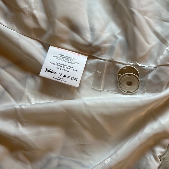 Jakke Katie Printed Faux Fur Coat in Abstract Face Print - Picture 6 of 10